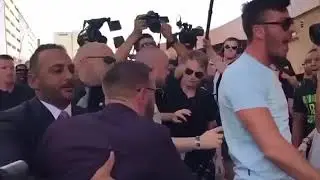 MacGregor VS Mayweathers Fans , макгрегор против Майвейзера фанатов
