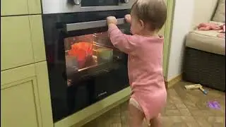 Аврора печёт куличи