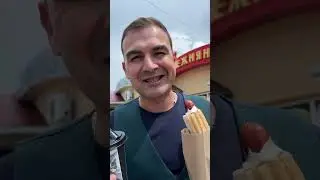 Прохожий рыгнул в камеру во время съемок в Макеевке