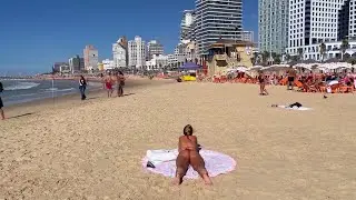 🌞 A walk through the perfect beach vacation spot next to skyscrapers