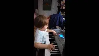 годовалый музыкант Андрюша