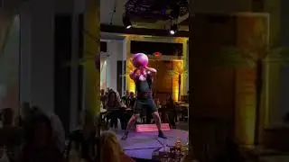 Надувание медицинской греки до разрыва. Inflating a rubber heating pad until it bursts.