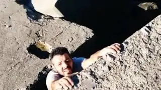 Düşmekte olan insana yardım etmek isteyen vatandaş