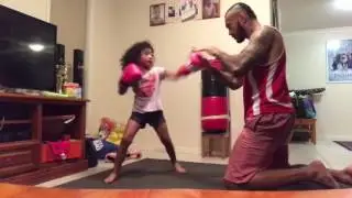 Cette fillette de 4 ans s'entraîne pour faire de la boxe professionnelle
