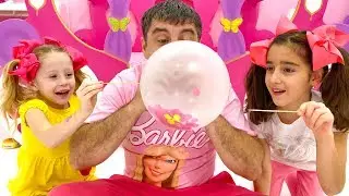 Nastya y papá están reventando bolas con sorpresas