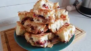 Вкусная шарлотка со сливами, яблоками и виноградом киш-миш