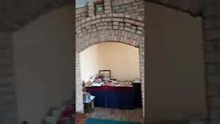 Кирпичный интерьер церкви.