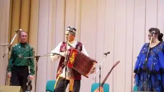 Татарин Хизматула сыграл на гармошке. Играй Гармонь в Тюмени