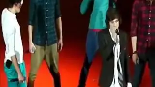 Girl touching Harry Styles crotch