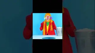 Клоун наливает снег