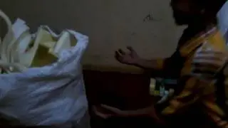 Anak yg main bulutangkis dengan temanya,  malah temanya menjadi busa