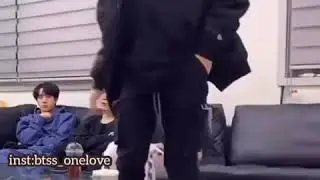 ЧонГук, одной ногой поднял весь диван. От чего Юнги в шоке