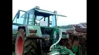 Fendt Favorit 612 che ara da solo!