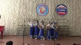 "Хоровод с веночками" исполняет детский образцовый хореографический ансамбль "Визит"
