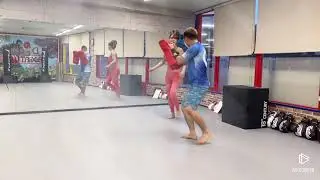빨간 쫄쫄이 내복 격투기녀