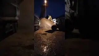 Ночная погрузка отсева на карьере