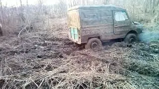 Луаз утонул в болоте.
