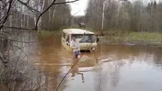 утопили машину в луже