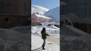 Metrelerce yağan karın ortasındaki köyde sadece oyun alanı toprak damlı evler…