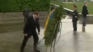Януковича ударил венок