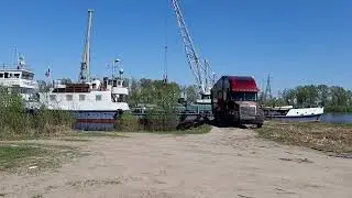 Ярково, Тобол, выгрузка баржи. 2020 год.