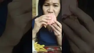 Makan Burger Pink dengan alis yg tak sama kanan dan kiri😭😁😂