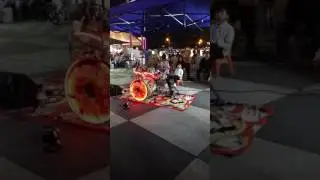 花蓮夜市-好型的女孩鼓手