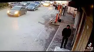 Məktəbli uşaqı qaçırmaq istəyən adam