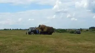МТЗ-82.1 Погрузка Рулона Сена на КАМАЗ.