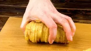 Corte 3 batatas assim as coloque na forma. Com azeite e sal fica um máximo!