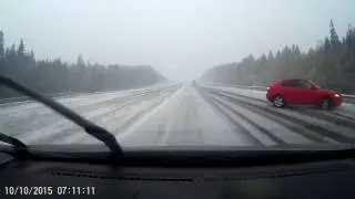 Красную Мазду крутит на Новой Риге