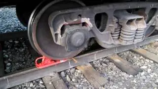 Закрепление одного вагона двумя башмаками с накатом. Securing one railway car with two brake shoes.