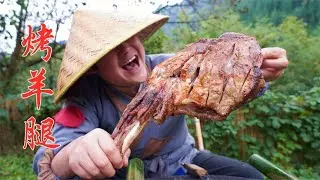 This is the correct way to eat roast leg of lamb. It's really enjoyable to eat while roasting!