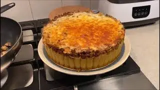 SuriTante maakt een ovenschotel in de vorm van een taart
