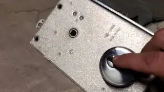 (Видео 18+) Очень жесткое испытание броненакладки для защиты дверных замков.