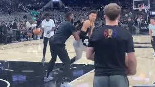 Victor Wembanyama getting loose ahead of the Spurs matchup with the Warrior. 🦅📸🏀