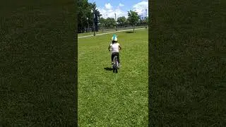 Lia learning to ride a bike with no training wheels!!! 💪💪💪