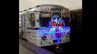Новогодний поезд метро еж-3 на кольцевой линии московского метро.Ездиет до 8 января