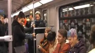 Lachen in der U-Bahn - official