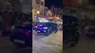 मोदी जी के काफिले में लोगो ने फेका चप्पल जूते , देश के प्रधान मंत्री पी क्या ऐसा करना चाहिए
