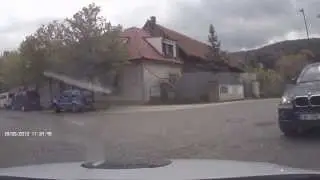 řidič Suzuki Jimny nekouká kolem sebe