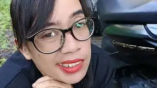 Mau berangkat ke pasar Nenes malah pipis dulu di dekat pohon besar