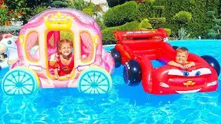 Милана и папа играют с водой