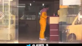 شاب سعودي لبس ملابس عامل نظافه وراح للشارع .. شوفو شو اللي صار !!