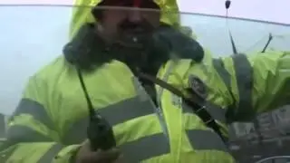 Избивает водителя ГАИ ДПС!