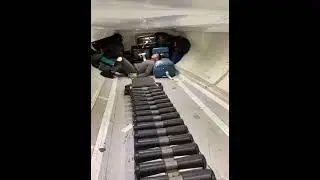 Таким непростым способом загружают багаж пассажиров в самолет
