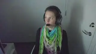 Mamma spelar playstation 5