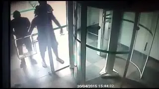 Guardia di una  banca brasiliana spara rapinatori
