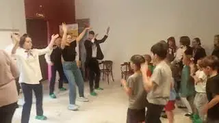 Волонтеры показывают танец детям