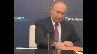 Путин сидит за столом